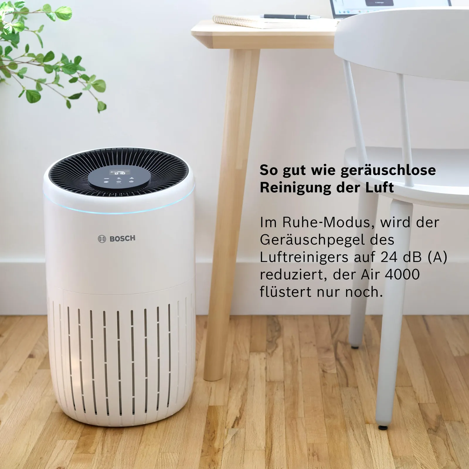 vaikne õhupuhasti töölaua kõrval